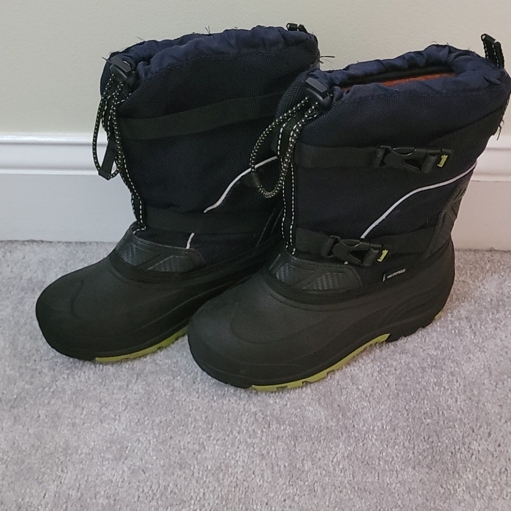Snow boots size 4
